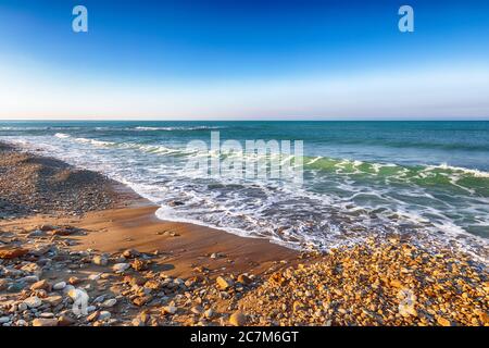 Fantastische Aussicht azurblaues Meer, das durch Sonnenlicht leuchtet. Dramatische Morgenszene. Lage Makauda, Sciacca. Sizilien, Süditalien, Europa Stockfoto