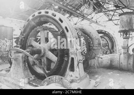 MAUPIN, USA - 01. Sep 2019: Graffiti auf Wasserturbinen in einem verlassenen Kraftwerk am White River in Zentral-Oregon Stockfoto