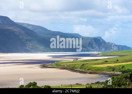 Ardara, County Donegal, Irland 18. Juli 2020. Ein Landwirt nutzt das sonnige Wetter an der Nordwestküste, um Silagegras zu schneiden. Der erste geeignete Tag nach mehreren Wochen nach viel Niederschlag hier. Stockfoto