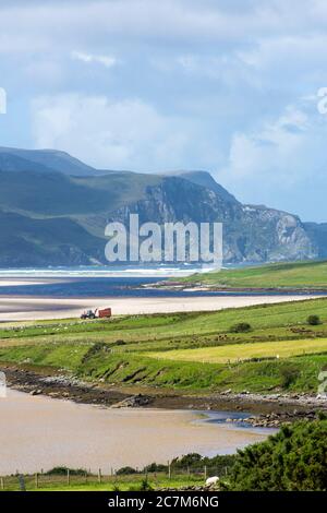 Ardara, County Donegal, Irland 18. Juli 2020. Ein Landwirt nutzt das sonnige Wetter an der Nordwestküste, um Silagegras zu schneiden. Der erste geeignete Tag nach mehreren Wochen nach viel Niederschlag hier. Stockfoto