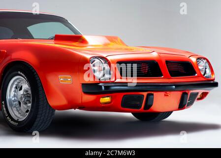 Izmir, Türkei - 11. Juli 2020: Frontansicht eines 1974 Pontiac Brand Trans am firebird in einer Studioaufnahme. Stockfoto