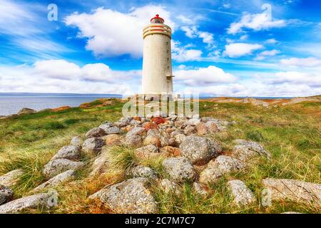 Atemberaubende Aussicht auf Skarsviti Leuchtturm in Vatnsnes Halbinsel an einem klaren Tag in Nordisland. Lage: Hvammstangi, Vatnsnes Halbinsel, Island, Europ Stockfoto