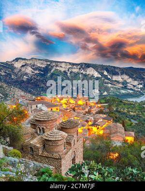 Sonnenaufgang über dem alten berühmten mittelalterlichen Dorf Stilo in Kalabrien. Blick auf Kirche und Tal. Süditalien. Europa. Stockfoto