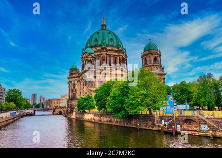 Berlin, Deutschland - 12. Juli 2020 - der berühmte evangelische Berliner Dom mit blauem Himmel an der Spree Stockfoto