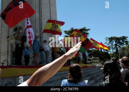 Madrid Spanien, 18/07/2020.- EIN paar Dutzend Menschen zollen dem Nationalaufstand Tribut, mit dem die Rebellen gegen die Regierung der Zweiten Spanischen Republik und später die Regierung des Diktators Francisco Franco den Staatsstreich am 18. Juli nannten, 1936 und dessen teilweises Scheitern zum Spanischen Bürgerkrieg führte.Diese Hommage wurde von José Luis Corral, dem Leiter der spanischen katholischen Bewegung (ganz rechts), unter dem Motto "Protest gegen das Gesetz des historischen Gedächtnisses und fordert, dass Denkmäler wie der Siegebogen, der sehr verlassen ist, gepflegt werden." The Arch Stockfoto