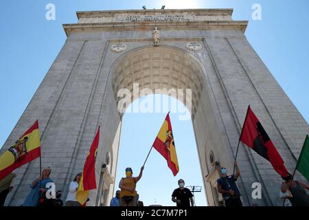 Madrid Spanien, 18/07/2020.- EIN paar Dutzend Menschen zollen dem Nationalaufstand Tribut, mit dem die Rebellen gegen die Regierung der Zweiten Spanischen Republik und später die Regierung des Diktators Francisco Franco den Staatsstreich am 18. Juli nannten, 1936 und dessen teilweises Scheitern zum Spanischen Bürgerkrieg führte.Diese Hommage wurde von José Luis Corral, dem Leiter der spanischen katholischen Bewegung (ganz rechts), unter dem Motto "Protest gegen das Gesetz des historischen Gedächtnisses und fordert, dass Denkmäler wie der Siegebogen, der sehr verlassen ist, gepflegt werden." The Arch Stockfoto