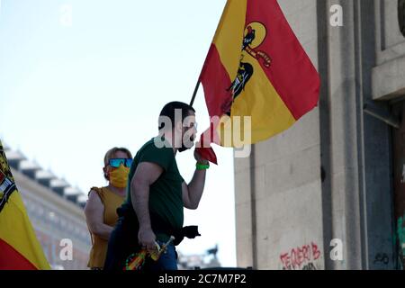 Madrid Spanien, 18/07/2020.- EIN paar Dutzend Menschen zollen dem Nationalaufstand Tribut, mit dem die Rebellen gegen die Regierung der Zweiten Spanischen Republik und später die Regierung des Diktators Francisco Franco den Staatsstreich am 18. Juli nannten, 1936 und dessen teilweises Scheitern zum Spanischen Bürgerkrieg führte.Diese Hommage wurde von José Luis Corral, dem Leiter der spanischen katholischen Bewegung (ganz rechts), unter dem Motto "Protest gegen das Gesetz des historischen Gedächtnisses und fordert, dass Denkmäler wie der Siegebogen, der sehr verlassen ist, gepflegt werden." The Arch Stockfoto