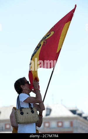 Madrid Spanien, 18/07/2020.- EIN paar Dutzend Menschen zollen dem Nationalaufstand Tribut, mit dem die Rebellen gegen die Regierung der Zweiten Spanischen Republik und später die Regierung des Diktators Francisco Franco den Staatsstreich am 18. Juli nannten, 1936 und dessen teilweises Scheitern zum Spanischen Bürgerkrieg führte.Diese Hommage wurde von José Luis Corral, dem Leiter der spanischen katholischen Bewegung (ganz rechts), unter dem Motto "Protest gegen das Gesetz des historischen Gedächtnisses und fordert, dass Denkmäler wie der Siegebogen, der sehr verlassen ist, gepflegt werden." The Arch Stockfoto