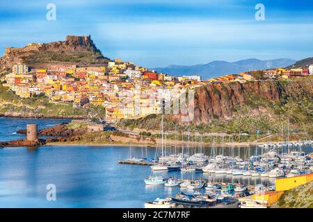 Malerische Aussicht auf die mittelalterliche Stadt Castelsardo. Stadtbild des Hafens von Castelsardo. Lage: Castelsardo, Provinz Sassari, Italien, Europa Stockfoto