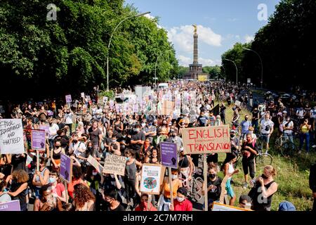 Berlin, Deutschland. Juli 2020. Der Demonstrationszug unter dem Motto "Deutschland hat ein #Rassismus-Problem - Aktionswochenende gegen Polizeigewalt" marschiert vor der Siegessäule. Quelle: Christoph Soeder/dpa/Alamy Live News Stockfoto