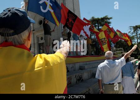 Madrid Spanien, 18/07/2020.- EIN paar Dutzend Menschen zollen dem Nationalaufstand Tribut, mit dem die Rebellen gegen die Regierung der Zweiten Spanischen Republik und später die Regierung des Diktators Francisco Franco den Staatsstreich am 18. Juli nannten, 1936 und dessen teilweises Scheitern zum Spanischen Bürgerkrieg führte.Diese Hommage wurde von José Luis Corral, dem Leiter der spanischen katholischen Bewegung (ganz rechts), unter dem Motto "Protest gegen das Gesetz des historischen Gedächtnisses und fordert, dass Denkmäler wie der Siegebogen, der sehr verlassen ist, gepflegt werden." The Arch Stockfoto