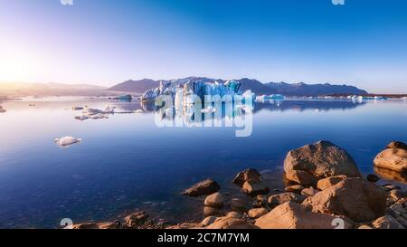 Wunderschöne Landschaft mit schwimmenden Eisbergen in der Jokulsarlon Gletscherlagune bei Sonnenuntergang. Lage: Jokulsarlon Gletscherlagune, Vatnajokull Nationalpark, Stockfoto