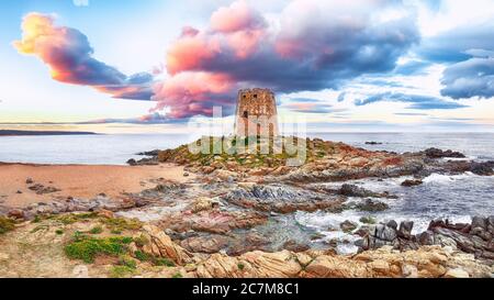 Fantastische Sonnenuntergangsansicht des Bari Sardo Turms im Golf von Orosei. Lage: Bari sardo, Provinz Ogliastra, Sardinien, Italien, Europa Stockfoto