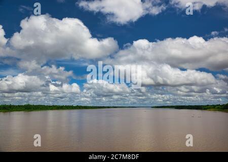 Panoramablick auf den Amazonas mit Wäldern auf beiden Seiten, Cumulus Wolken in einem blauen Himmel über, bei Belem, para State, Brasilien. Stockfoto