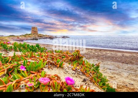 Fantastische Sonnenuntergangsansicht des Bari Sardo Turms im Golf von Orosei. Lage: Bari sardo, Provinz Ogliastra, Sardinien, Italien, Europa Stockfoto