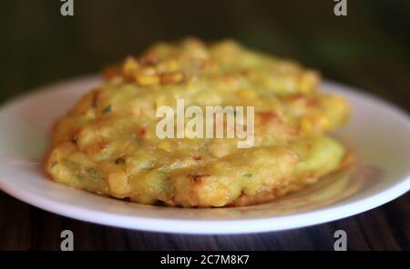 Bakwan jagung oder indonesische Maisfritter. Leckerer Snack. Stockfoto