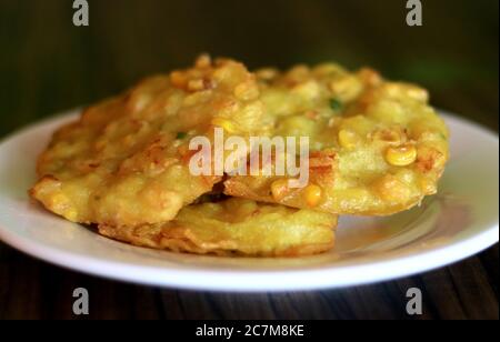Bakwan jagung oder indonesische Maisfritter. Leckerer Snack. Stockfoto