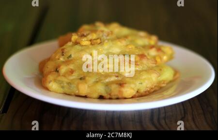 Bakwan jagung oder indonesische Maisfritter. Leckerer Snack. Stockfoto