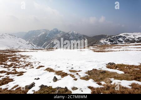 Verschneite Winteransicht der Wesaternhügel des Kentmere Horseshoe von den Hängen der High Street im englischen Seengebiet Stockfoto