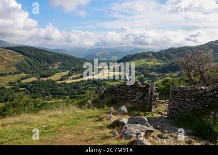 Sommer Blick auf die Hügel und die Landschaft rund um Dolgellau vom Pony-Weg aufsteigend Cadair Idris Stockfoto
