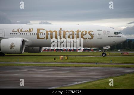 Glasgow, Schottland, Großbritannien. 17. Juli 2020. Bild: Zweiter Tag nach dem Rückflug von Emirates nach Glasgow nach der sperrung des eaed-Coronavirus vor dem Hintergrund der geerdeten Airbus A319/A320/A321 von British Airways, die zeigt, wie schlimm die Krise des Coronavirus (COVID19) die globale Luftfahrtindustrie getroffen hat. British Airways hat heute alle Boeing 747-Dienste zurückgestellt und aufgrund der Pandemie bereits ein Viertel seiner Mitarbeiter abgesetzt. Emirates Airlines hat jedoch erklärt, dass sie weitere Strecken wieder öffnen. Quelle: Colin Fisher/Alamy Live News. Stockfoto