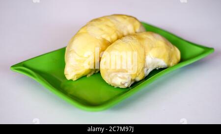 Durio zibethinus oder Durian Frucht auf grünem Teller. Weißer Hintergrund. Stockfoto