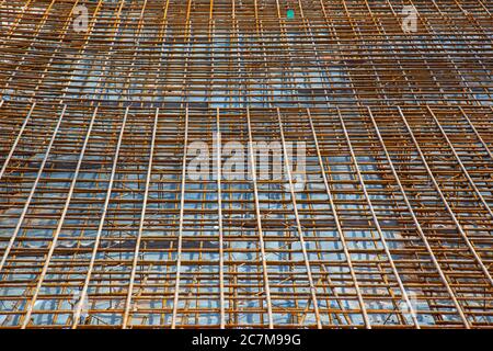 Rostige Stahlmatten für eine Grundplatte auf einer Baustelle Stockfoto