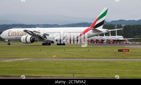 Glasgow, Schottland, Großbritannien. 17. Juli 2020. Bild: Zweiter Tag nach dem Rückflug von Emirates nach Glasgow nach der sperrung des eaed-Coronavirus vor dem Hintergrund der geerdeten Airbus A319/A320/A321 von British Airways, die zeigt, wie schlimm die Krise des Coronavirus (COVID19) die globale Luftfahrtindustrie getroffen hat. British Airways hat heute alle Boeing 747-Dienste zurückgestellt und aufgrund der Pandemie bereits ein Viertel seiner Mitarbeiter abgesetzt. Emirates Airlines hat jedoch erklärt, dass sie weitere Strecken wieder öffnen. Quelle: Colin Fisher/Alamy Live News. Stockfoto