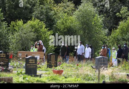 Die Beerdigung von Badreddin Abadlla Adam, der sechs Menschen in der West George Street erstochen hat, findet auf dem Linn Cemetery in Glasgow statt. Stockfoto