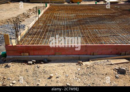 Rostige Stahlmatten für eine Grundplatte auf einer Baustelle Stockfoto