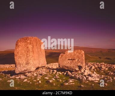 Dies ist der Cheese Press Stones der größte von mehreren Kalkstein erratic Felsbrocken von der Eiszeit auf dem Kalksteinplateau von Keld Head Scar über Kingsdale in der Nähe des Dales Dorf Ingleton Blick auf Ingleborough Berg einer der Yorkshire Dales drei Gipfel von Ingleborough, Whernside und Penyghent um 2000 Stockfoto