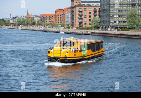 Vollelektrische Wasserbusfähren reduzieren die CO2-Belastung durch den öffentlichen Verkehr durch den Einsatz innovativer umweltfreundlicher Technologien Stockfoto