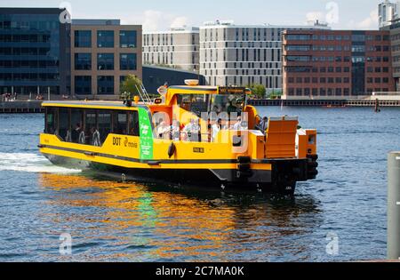 Vollelektrische Wasserbusfähren reduzieren die CO2-Belastung durch den öffentlichen Verkehr durch den Einsatz innovativer umweltfreundlicher Technologien Stockfoto