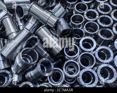 Abstract Industrie glänzenden Stahl Produktion Hintergrund mit cnc maschinell bearbeiteten Rohren - selektive Fokus- und Lens-Unschärfe-Technik Stockfoto