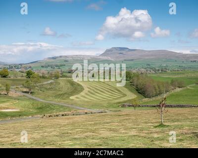 Dies ist Ingleborough Berg im Frühjahr, einer der berühmten Yorkshire Dales drei Gipfel von Ingleborough, Whernside und Penyghent Stockfoto