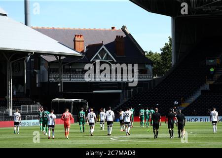 Craven Cottage, London, Großbritannien. Juli 2020. English Championship Football, Fulham gegen Sheffield Mittwoch; Spieler gehen zur Halbzeit zurück ins Cottage Credit: Action Plus Sports/Alamy Live News Stockfoto