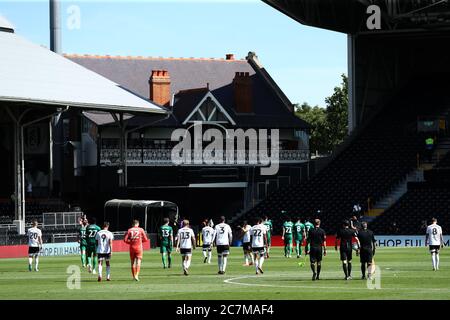 Craven Cottage, London, Großbritannien. Juli 2020. English Championship Football, Fulham gegen Sheffield Mittwoch; Spieler gehen zur Halbzeit zurück ins Cottage Credit: Action Plus Sports/Alamy Live News Stockfoto