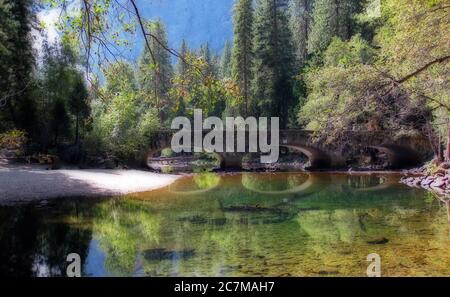 Yosemite National Park: Der Merced River vom Gelände des Ahwahnee Hotels Stockfoto