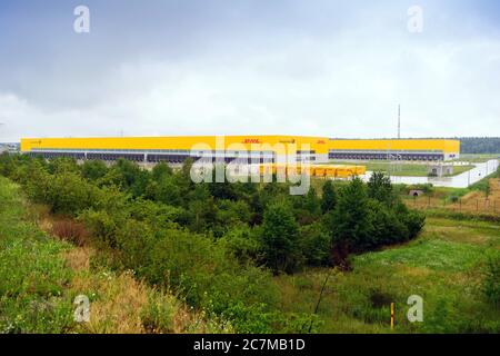 Ludwigsfelde, Deutschland. Juli 2020. Das DHL Paketzentrum der Deutschen Post im Industriepark. Im Industriegebiet an der Eichspitze entsteht ein weiteres Paketzentrum, in dem ab 2021 rund 50,000 Pakete pro Stunde sortiert werden können. Damit wird DHL zu einem der größten Arbeitgeber in Ludwigsfelde. Quelle: Soeren Stache/dpa-Zentralbild/ZB/dpa/Alamy Live News Stockfoto