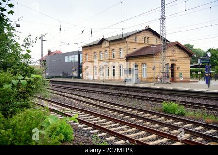 Ludwigsfelde, Deutschland. Juli 2020. Blick über Schienen und Gleise auf das Stadt- und Technikmuseum. Das denkmalgeschützte Bahnhofsgebäude wurde 2002 in ein Museum umgewandelt und 2012 um den hallenartigen Anbau erweitert. Quelle: Soeren Stache/dpa-Zentralbild/ZB/dpa/Alamy Live News Stockfoto