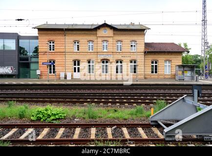 Ludwigsfelde, Deutschland. Juli 2020. Blick über Schienen und Gleise auf das Stadt- und Technikmuseum. Das denkmalgeschützte Bahnhofsgebäude wurde 2002 in ein Museum umgewandelt und 2012 um den hallenartigen Anbau erweitert. Quelle: Soeren Stache/dpa-Zentralbild/ZB/dpa/Alamy Live News Stockfoto