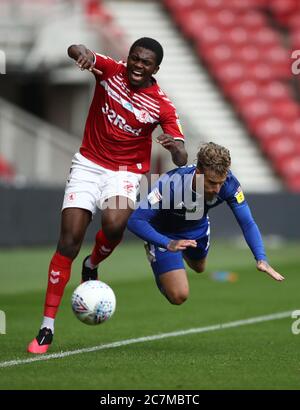 Anfernee Dijksteel von Middlesbrough (links) und Joe Bennett von Cardiff City kämpfen während des Sky Bet Championship-Spiels im Riverside Stadium in Middlesbrough um den Ball. Stockfoto