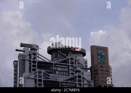 Hongkong, CHINA. Juli 2020. Ansicht des HSBC-Hauptquartiers neben dem Standard Chartered Bank Headquarter in Central, Hong Kong.Juli-18, 2020 Hongkong.ZUMA/Liau Chung-ren Credit: Liau Chung-ren/ZUMA Wire/Alamy Live News Stockfoto