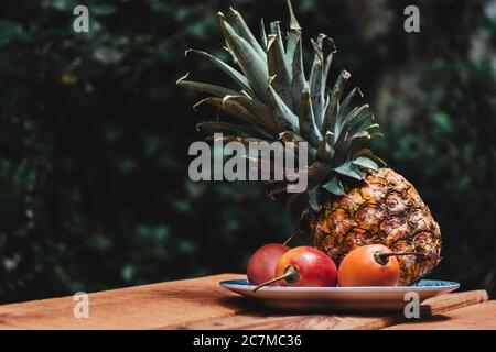 Nahaufnahme von Tamarillo und Ananasfrüchten auf einem Teller Stockfoto