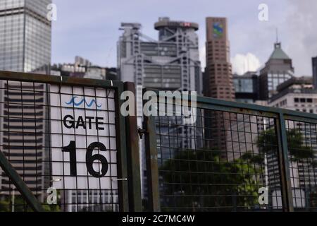 Hongkong, CHINA. Juli 2020. Ansicht des HSBC Headquarters und des Standard Chartered Bank Headquarters in Central durch ein verbarrikadiertes Tor.Juli-18, 2020 Hongkong.ZUMA/Liau Chung-ren Credit: Liau Chung-ren/ZUMA Wire/Alamy Live News Stockfoto