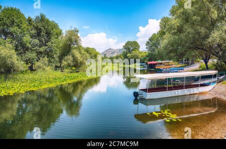 Blick auf Boote mit Strohdächern auf dem Pier. Skadar See Tour. Lage: Skadar-See Nationalpark, Montenegro, Balkan, Europa. Stockfoto