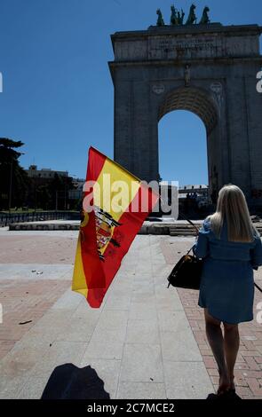 Madrid Spanien, 18/07/2020.- EIN paar Dutzend Menschen zollen dem Nationalaufstand Tribut, mit dem die Rebellen gegen die Regierung der Zweiten Spanischen Republik und später die Regierung des Diktators Francisco Franco den Staatsstreich am 18. Juli nannten, 1936 und dessen teilweises Scheitern zum Spanischen Bürgerkrieg führte.Diese Hommage wurde von José Luis Corral, dem Leiter der spanischen katholischen Bewegung (ganz rechts), unter dem Motto "Protest gegen das Gesetz des historischen Gedächtnisses und fordert, dass Denkmäler wie der Siegebogen, der sehr verlassen ist, gepflegt werden." The Arch Stockfoto