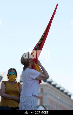 Madrid Spanien, 18/07/2020.- Sie schwören und küssen die Flagge der Diktatur von General Francisco Franco.EIN paar Dutzend Menschen zollen dem Nationalaufstand Tribut, mit dem die Rebellen gegen die Regierung der Zweiten Spanischen Republik und später, Die Regierung des Diktators Francisco Franco nannte den Staatsstreich, der am 18. Juli 1936 stattfand und dessen teilweises Scheitern zum spanischen Bürgerkrieg führte. Diese Hommage organisiert von José Luis Corral, Leiter der spanischen katholischen Bewegung (ganz rechts) unter dem Motto "Protest gegen das historische Gedächtnisgesetz und fordern, dass Monumenten Stockfoto