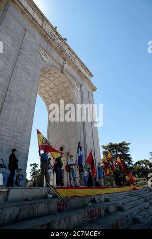 Madrid Spanien, 18/07/2020.- EIN paar Dutzend Menschen zollen dem Nationalaufstand Tribut, mit dem die Rebellen gegen die Regierung der Zweiten Spanischen Republik und später die Regierung des Diktators Francisco Franco den Staatsstreich am 18. Juli nannten, 1936 und dessen teilweises Scheitern zum Spanischen Bürgerkrieg führte.Diese Hommage wurde von José Luis Corral, dem Leiter der spanischen katholischen Bewegung (ganz rechts), unter dem Motto "Protest gegen das Gesetz des historischen Gedächtnisses und fordert, dass Denkmäler wie der Siegebogen, der sehr verlassen ist, gepflegt werden." The Arch Stockfoto