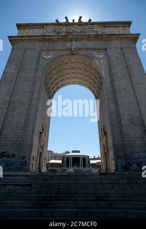 Madrid Spanien, 18/07/2020.- EIN paar Dutzend Menschen zollen dem Nationalaufstand Tribut, mit dem die Rebellen gegen die Regierung der Zweiten Spanischen Republik und später die Regierung des Diktators Francisco Franco den Staatsstreich am 18. Juli nannten, 1936 und dessen teilweises Scheitern zum Spanischen Bürgerkrieg führte.Diese Hommage wurde von José Luis Corral, dem Leiter der spanischen katholischen Bewegung (ganz rechts), unter dem Motto "Protest gegen das Gesetz des historischen Gedächtnisses und fordert, dass Denkmäler wie der Siegebogen, der sehr verlassen ist, gepflegt werden." The Arch Stockfoto